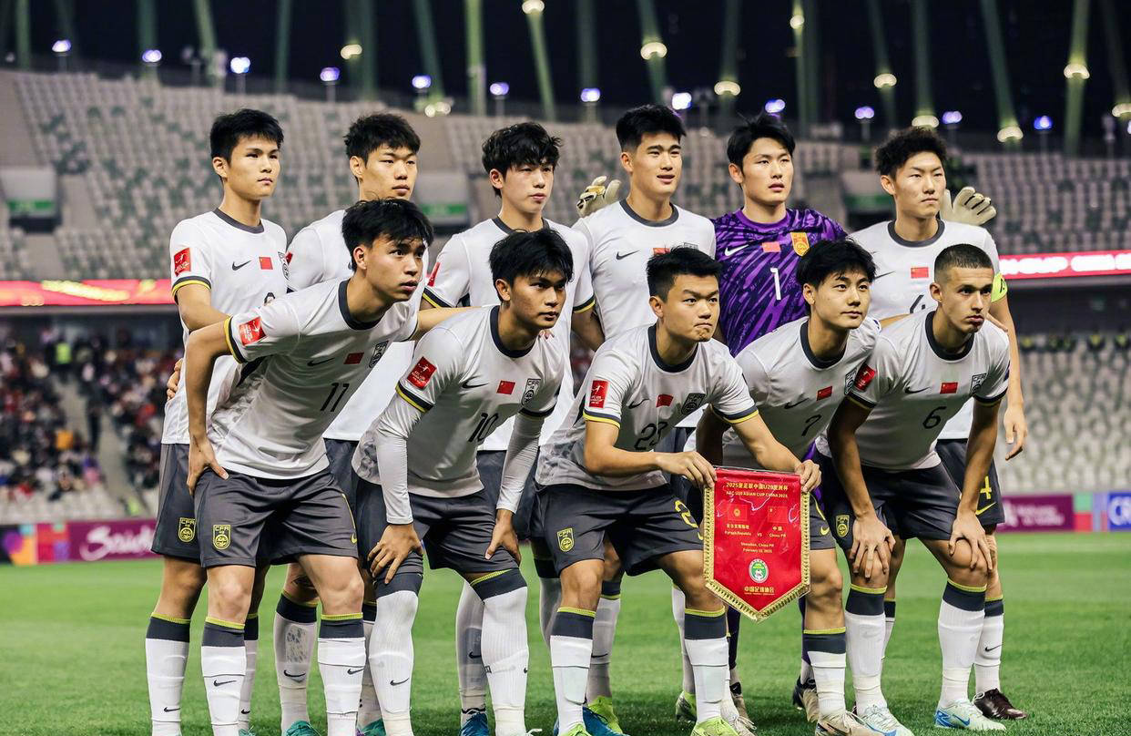 开云体育app-国足东亚杯首开记录，1-0小胜香港队逃离垫底，滑跪庆祝