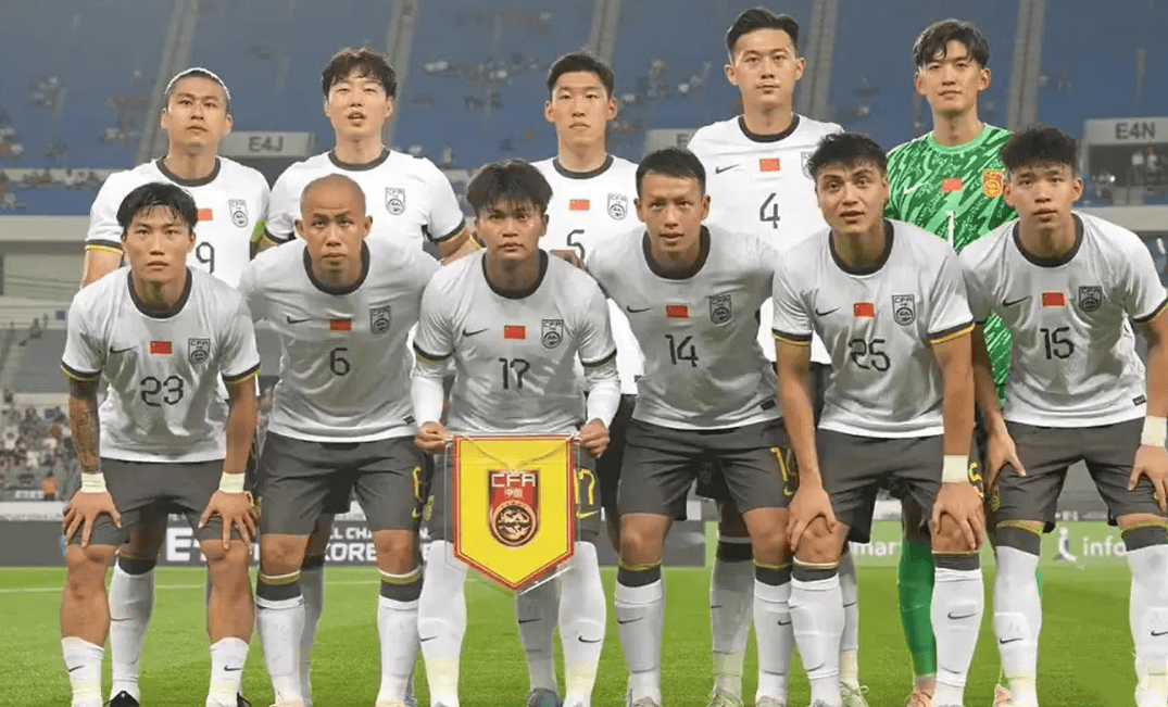 国足东亚杯首开记录，1-0小胜香港队逃离垫底，滑跪庆祝